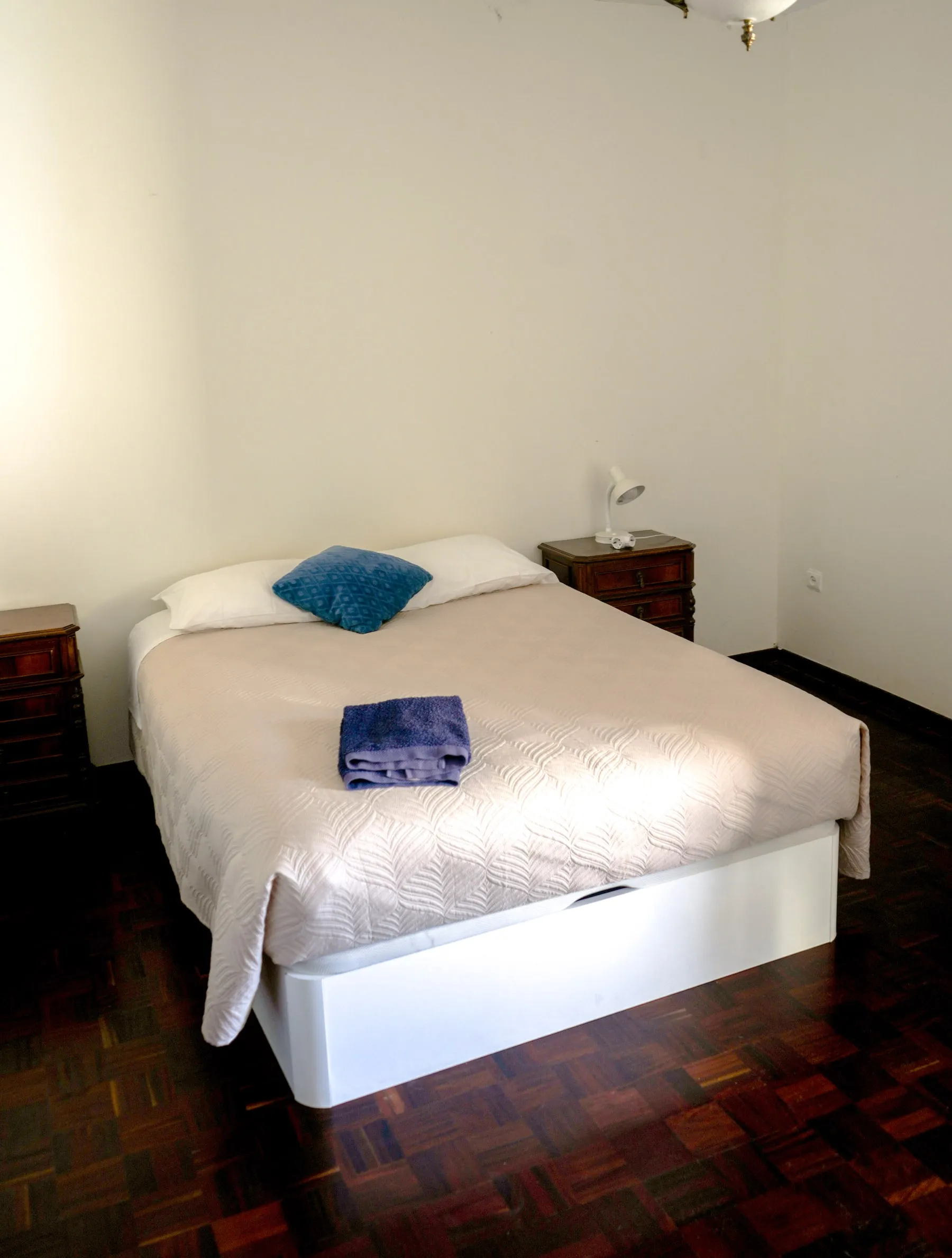 Rigatoni double bed with white linens and wooden bedside tables