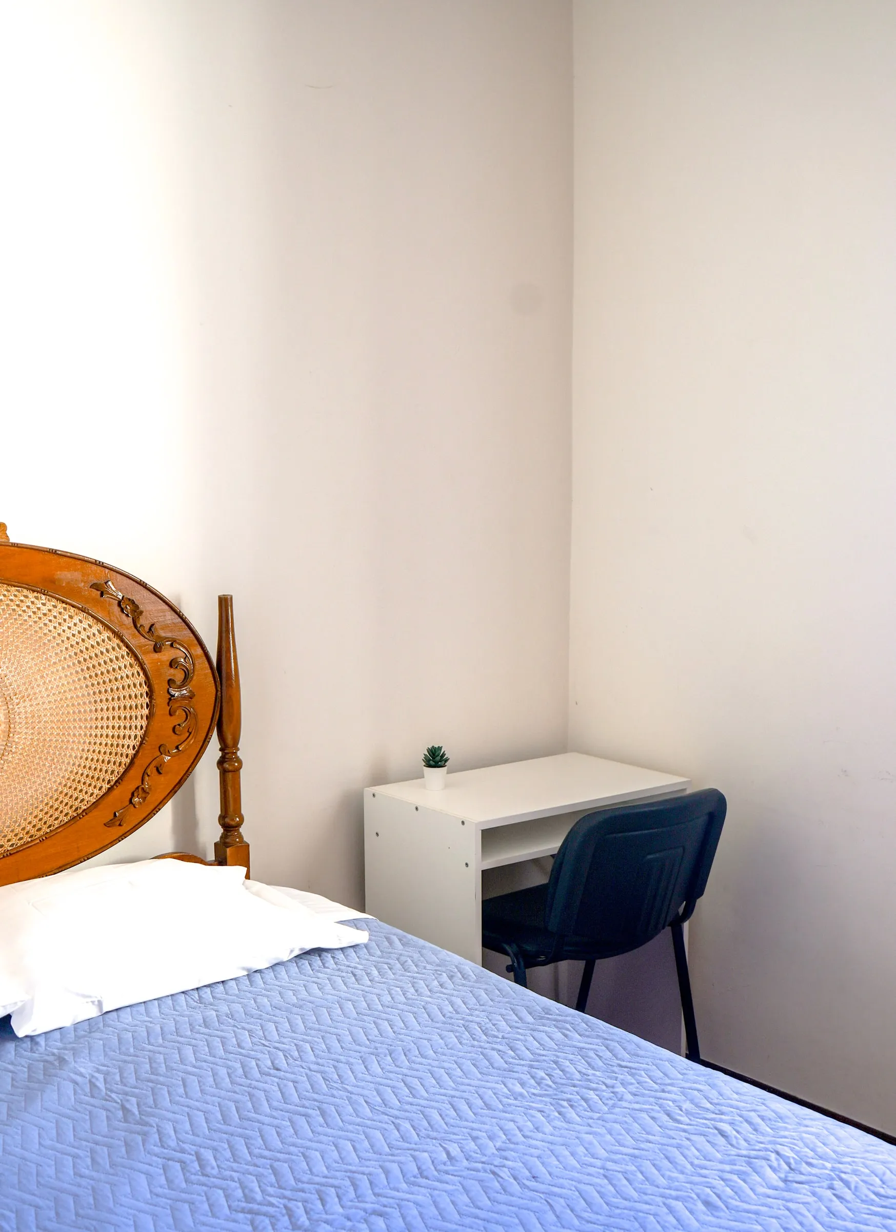 Linguine bedside desk and chair