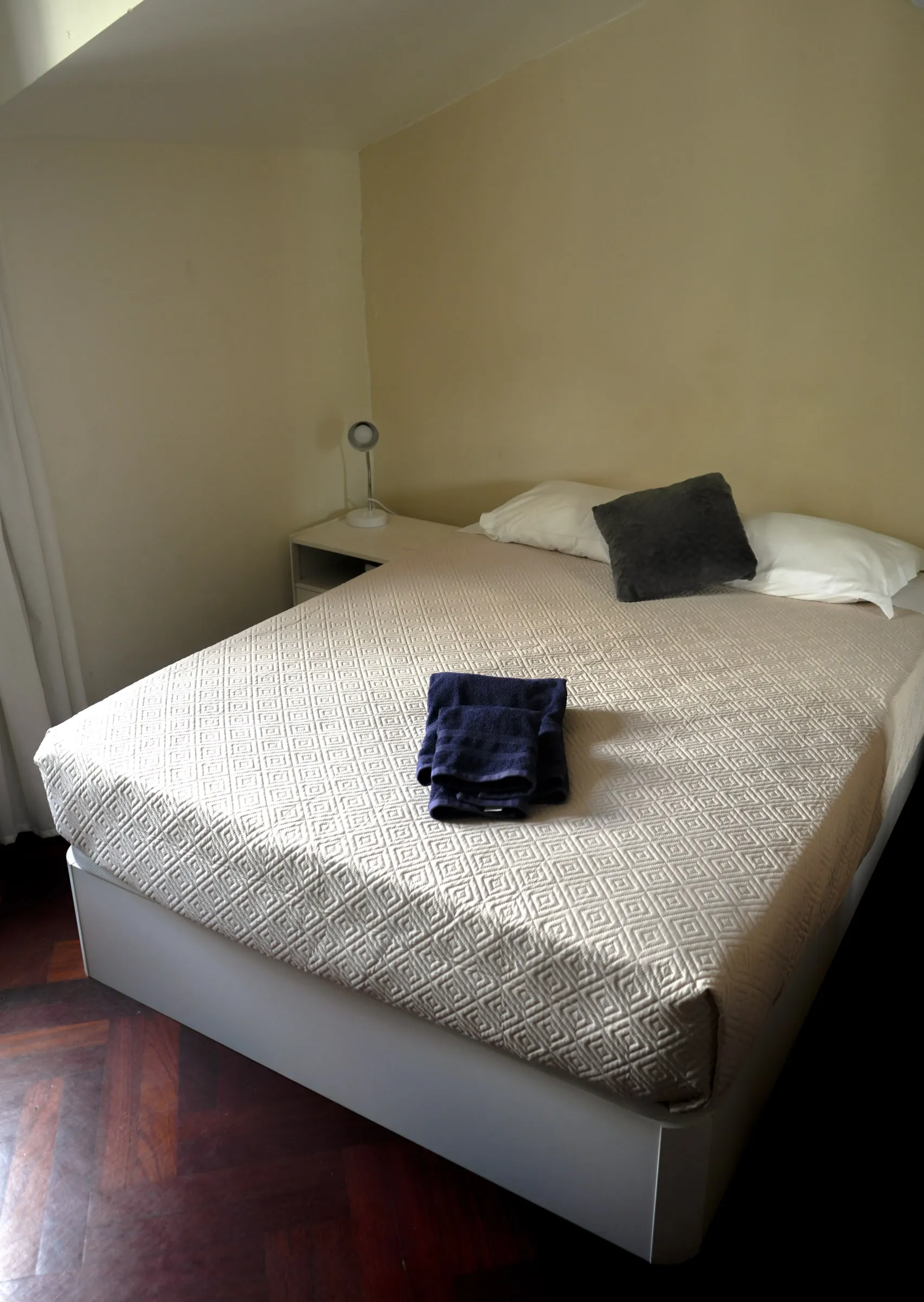 Orecchiette double bed with white linens